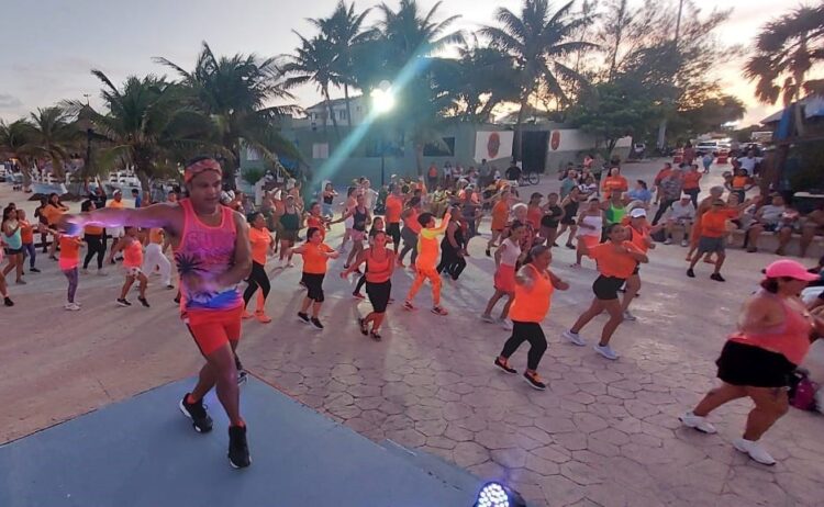 Organiza Instituto Municipal de la Mujer de Puerto Morelos clase masiva de zumba