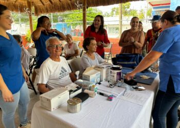 Llevan feria de servicios médicos al Club del Adulto Mayor en Playa del Carmen