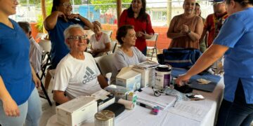 Llevan feria de servicios médicos al Club del Adulto Mayor en Playa del Carmen