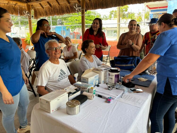 Llevan feria de servicios médicos al Club del Adulto Mayor en Playa del Carmen