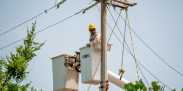 Reemplazan 45 postes de luz en mal estado en Isla Mujeres