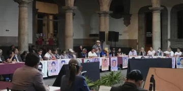 Llegar a la verdad del caso Ayotzinapa promete Claudia Sheinbaum a familiares