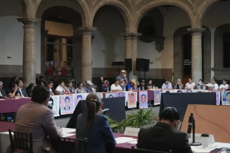 Llegar a la verdad del caso Ayotzinapa promete Claudia Sheinbaum a familiares
