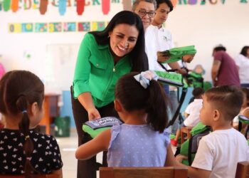 Entrega Blanca Merari loncheras y termos en escuelas de educación básica de Puerto Morelos