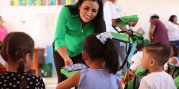 Entrega Blanca Merari loncheras y termos en escuelas de educación básica de Puerto Morelos