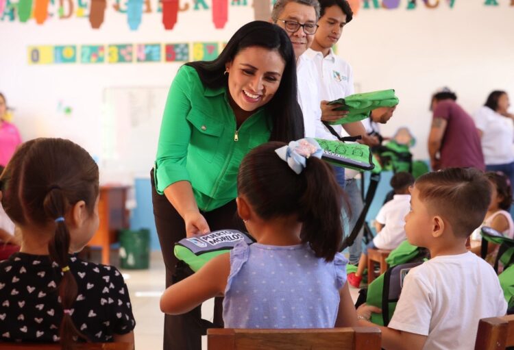 Entrega Blanca Merari loncheras y termos en escuelas de educación básica de Puerto Morelos