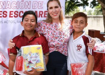 Apoya Atenea Gómez a juventudes de Zona Continental con entrega de útiles