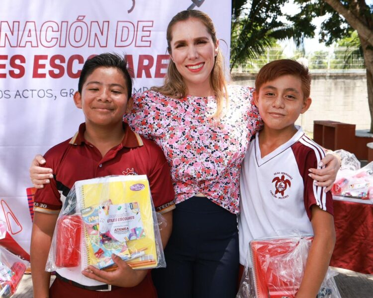 Apoya Atenea Gómez a juventudes de Zona Continental con entrega de útiles