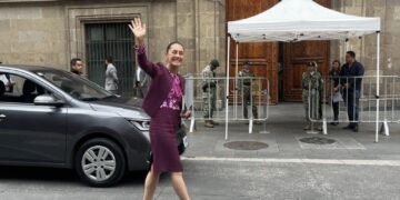 Arriba Claudia Sheinbaum al Palacio Nacional para reunirse con AMLO y De la O