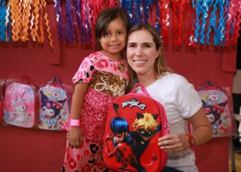 Atenea Gómez Ricalde entrega mochilas a las niñas y niños de Zona Continental