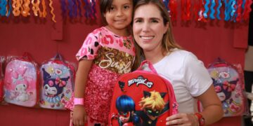 Atenea Gómez Ricalde entrega mochilas a las niñas y niños de Zona Continental