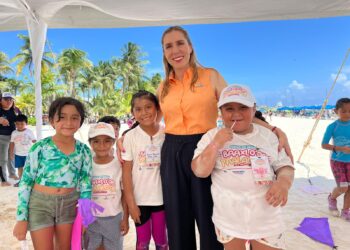 Niñas y niños del curso de verano Baaxlo’ob Paalalo’ob disfrutan de la belleza de las playas de Isla Mujeres