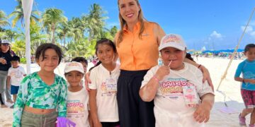 Niñas y niños del curso de verano Baaxlo’ob Paalalo’ob disfrutan de la belleza de las playas de Isla Mujeres