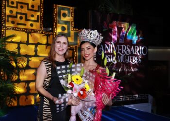 Atenea Gómez corona a la Embajadora de las Fiestas de Fundación de Isla Mujeres 2024
