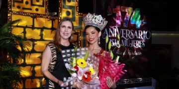 Atenea Gómez corona a la Embajadora de las Fiestas de Fundación de Isla Mujeres 2024