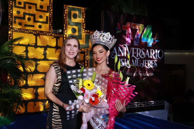Atenea Gómez corona a la Embajadora de las Fiestas de Fundación de Isla Mujeres 2024