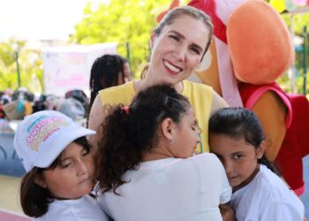 Atenea Gómez apoya a estudiantes de Isla Mujeres a través de iniciativa Transformando la Educación
