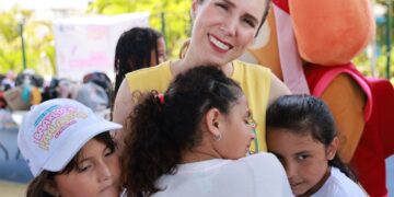 Atenea Gómez apoya a estudiantes de Isla Mujeres a través de iniciativa Transformando la Educación