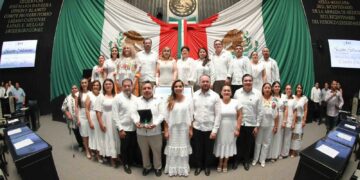 Galardonan a Wildernain Villegas con medalla al Mérito Indígena Maya “Cecilio Chi”