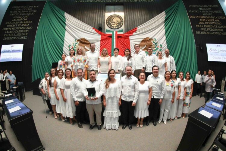 Galardonan a Wildernain Villegas con medalla al Mérito Indígena Maya “Cecilio Chi”