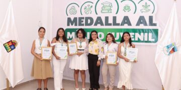 Entrega Cabildo la Medalla al Mérito Juvenil a cinco jóvenes de Puerto Morelos