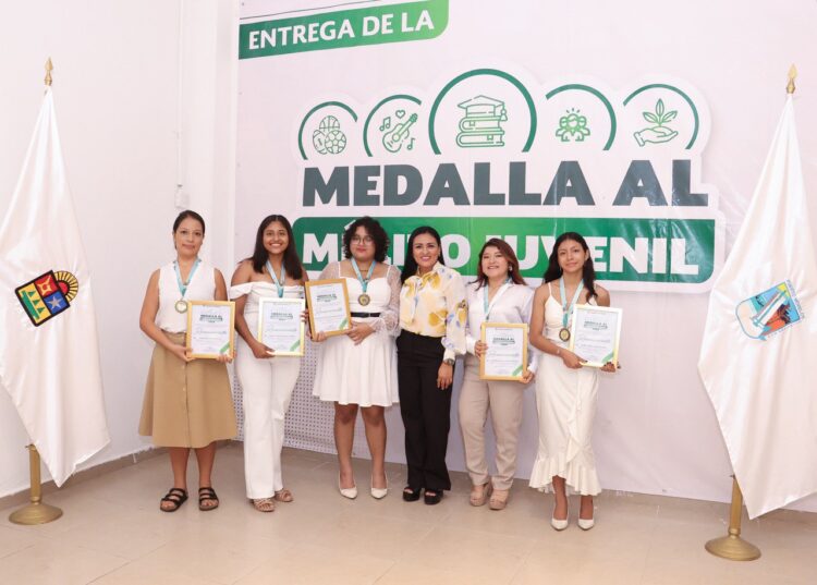 Entrega Cabildo la Medalla al Mérito Juvenil a cinco jóvenes de Puerto Morelos