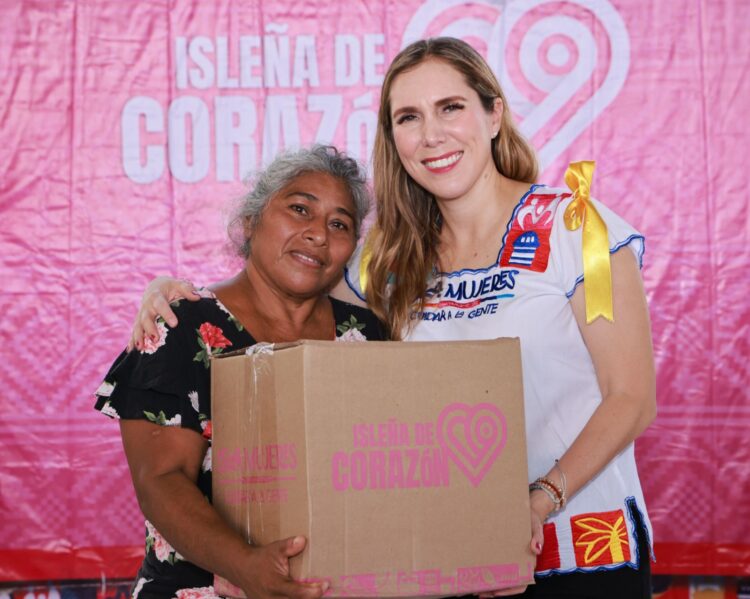 Atenea Gómez entrega apoyos del Programa Isleña de Corazón en la Zona Continental