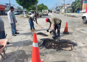 Gobierno de Puerto Morelos emprende intensas labores de bacheo en zonas críticas
