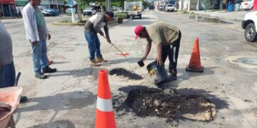 Gobierno de Puerto Morelos emprende intensas labores de bacheo en zonas críticas