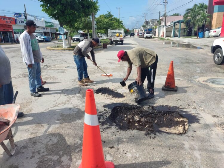 Gobierno de Puerto Morelos emprende intensas labores de bacheo en zonas críticas