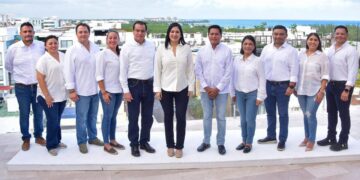 Presenta Estefanía Mercado a su equipo para la entrega-recepción municipal de Solidaridad