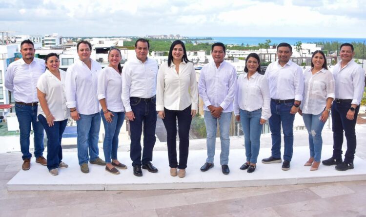 Presenta Estefanía Mercado a su equipo para la entrega-recepción municipal de Solidaridad