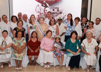 Atenea Gómez rinde tributo a fundadores de Isla Mujeres con tradicional desayuno