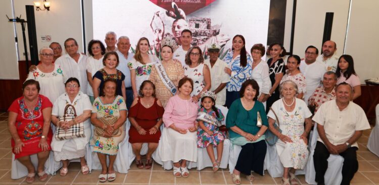 Atenea Gómez rinde tributo a fundadores de Isla Mujeres con tradicional desayuno