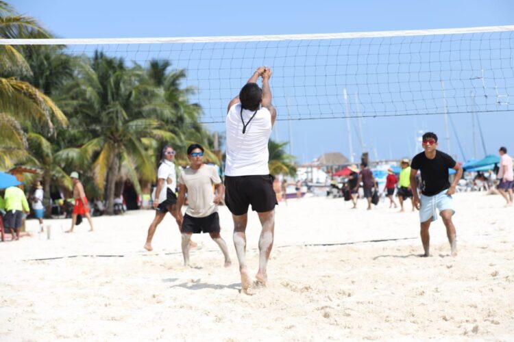 Disfrutan juventudes del Playa Fest 2024 en Isla Mujeres