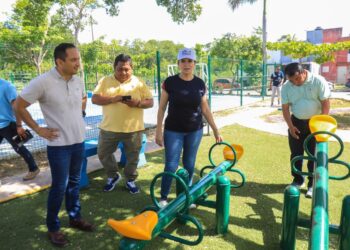 Entrega Lili Campos domo escolar, banquetas y parque en Playa del Carmen