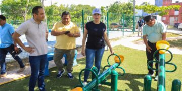 Entrega Lili Campos domo escolar, banquetas y parque en Playa del Carmen