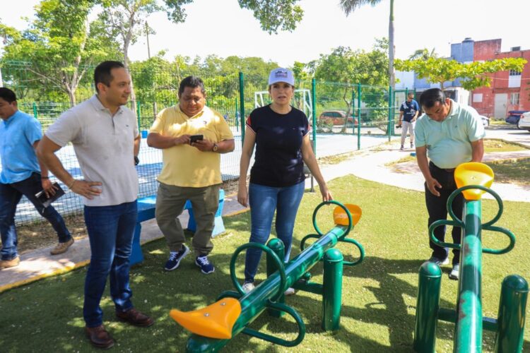 Entrega Lili Campos domo escolar, banquetas y parque en Playa del Carmen