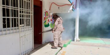 Fumigan escuelas en Puerto Morelos previo al inicio de clases