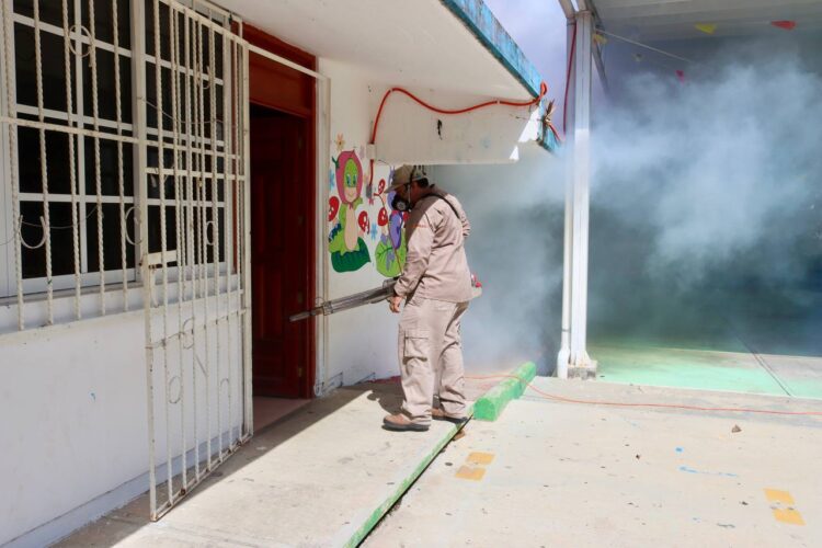 Fumigan escuelas en Puerto Morelos previo al inicio de clases