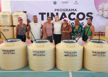 Atenea Gómez entrega tinacos en la Zona Continental de Isla Mujeres