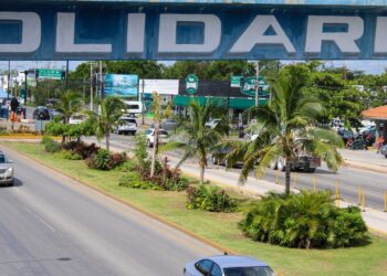 Restauran y rehabilitan camellón de la carretera federal en Playa del Carmen