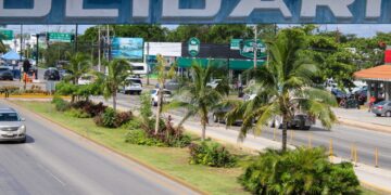Restauran y rehabilitan camellón de la carretera federal en Playa del Carmen