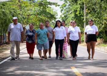 Inaugura Blanca Merari pavimentación de la calle del cementerio nuevo en Leona Vicario