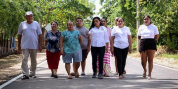 Inaugura Blanca Merari pavimentación de la calle del cementerio nuevo en Leona Vicario