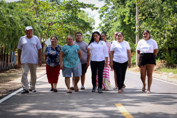Inaugura Blanca Merari pavimentación de la calle del cementerio nuevo en Leona Vicario