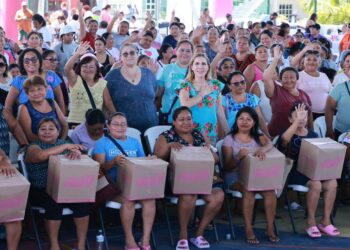 Atenea Gómez beneficia a 12 mil isleñas e isleños a través de programas sociales en Isla Mujeres
