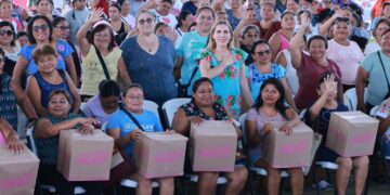 Atenea Gómez beneficia a 12 mil isleñas e isleños a través de programas sociales en Isla Mujeres