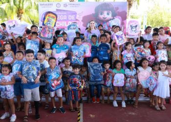 Entrega Atenea Gómez Ricalde 4 mil mochilas nuevas en Isla Mujeres