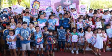 Entrega Atenea Gómez Ricalde 4 mil mochilas nuevas en Isla Mujeres